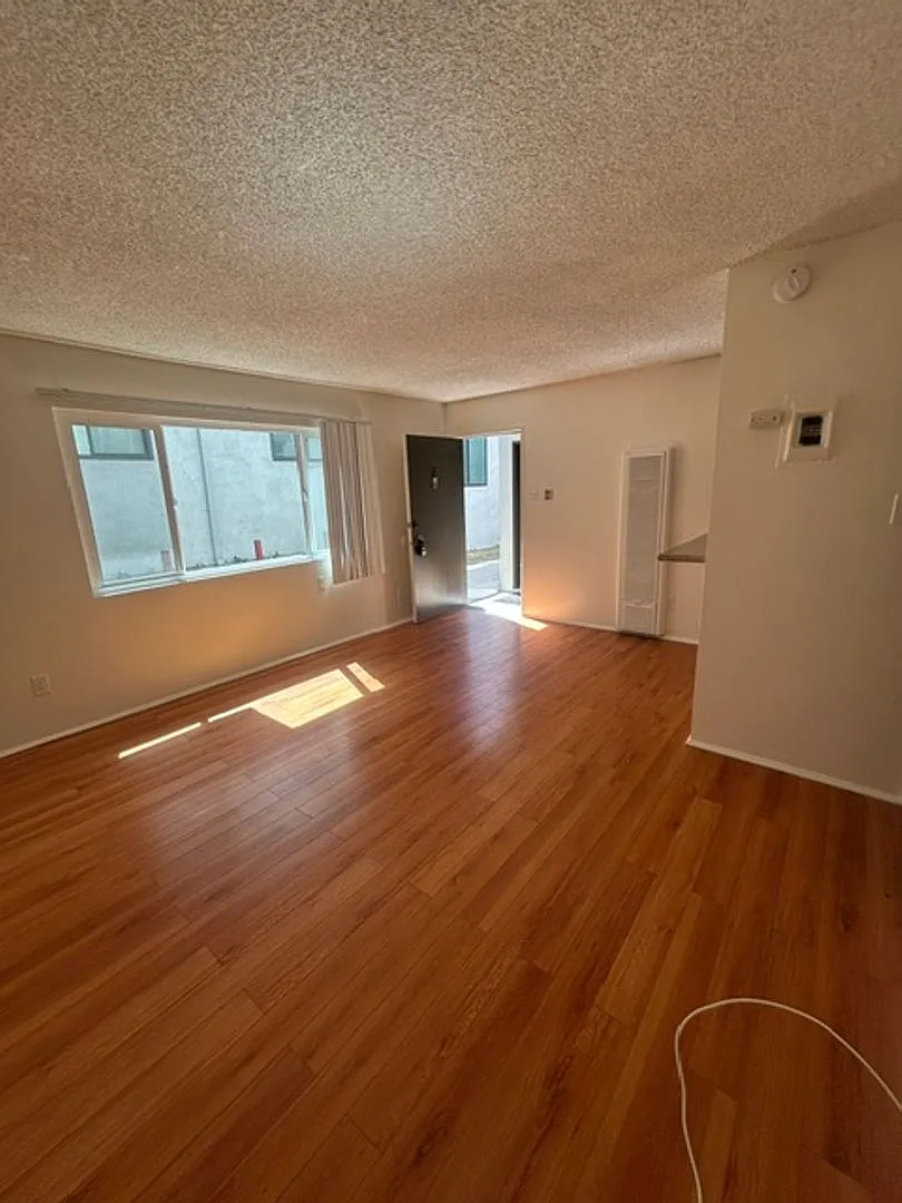1920 Manning Ave — Photo 2