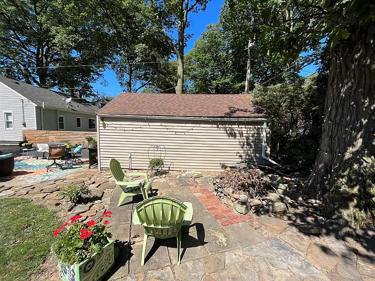615 Parkside Dr — Photo 8