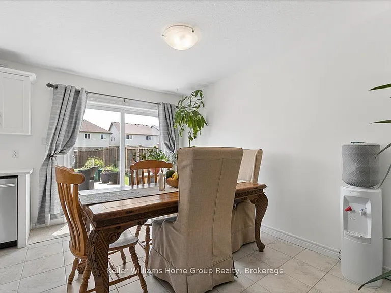 12 Ambrous Cres — Photo 9