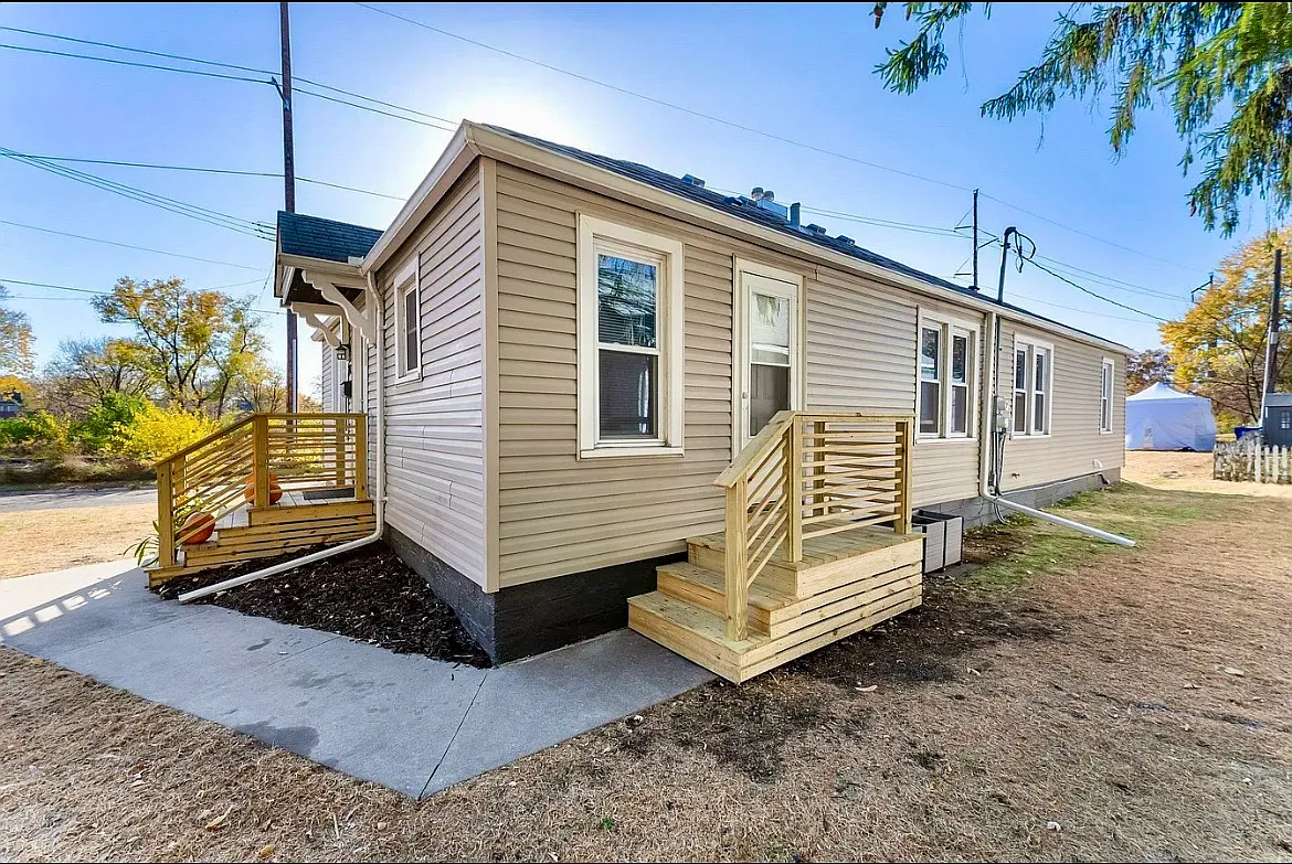 383 Dewey St — Photo 2