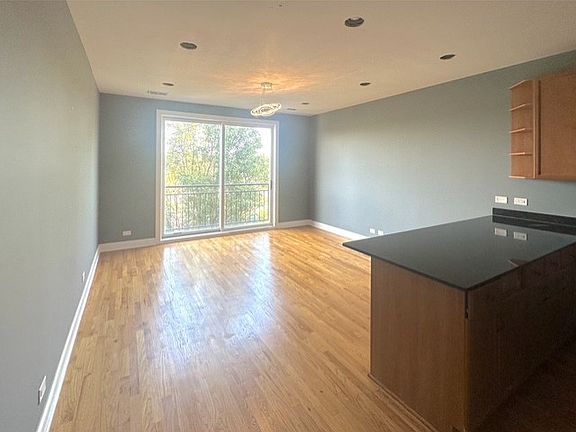 3rd image of 2741 W Congress Pkwy APT 3E