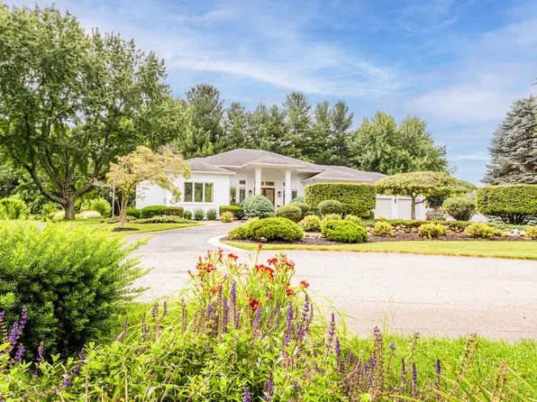 676 Ashley Ln, Saint Joseph, MI 49085