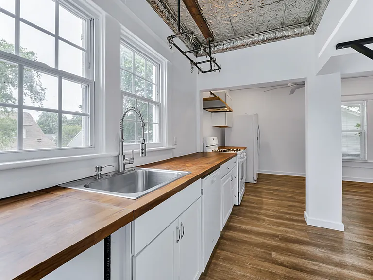 220 E Randall Ave — Photo 14