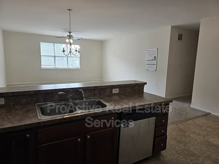 2424 Chancery Ln — Photo 9