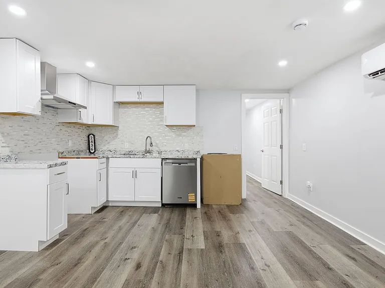 2336 Clifton Ave — Photo 10