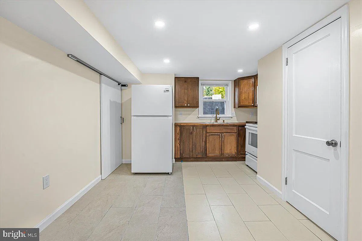 3 bed, 1.0 bath, 972 sqft, $2,000 — Photo 4