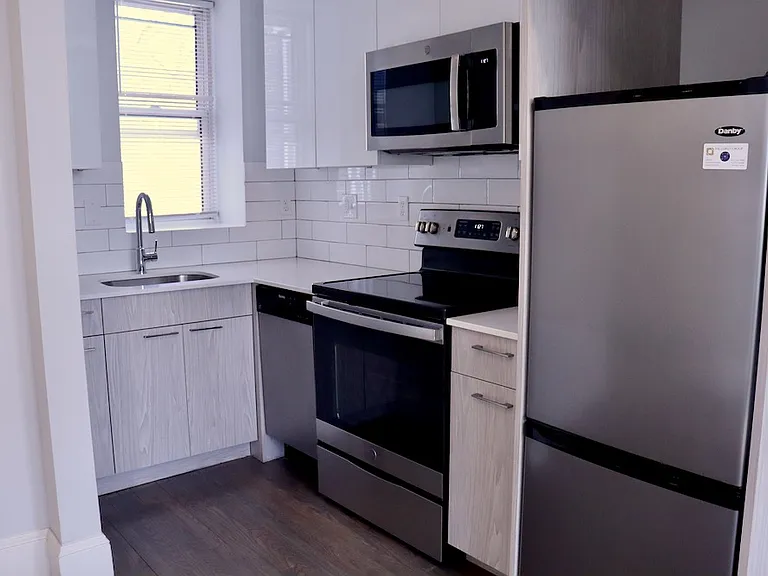 56 Queensberry St #6 — Photo 1
