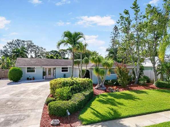 1017 Estremadura Dr, Bradenton, FL 34209