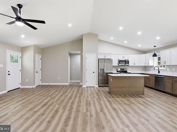 4th image of 411 Cardinal Dr