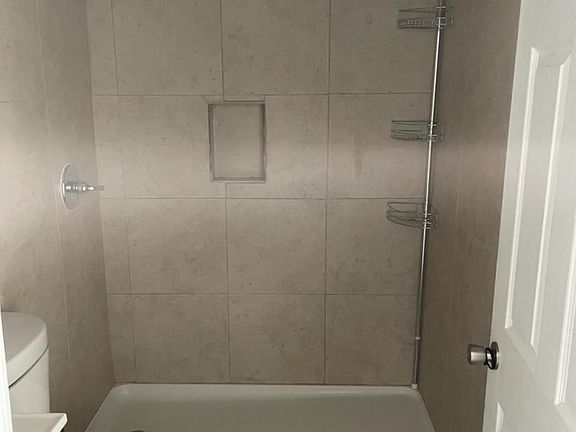 3rd image of 609 N Belmont Ave #609