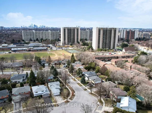 812 Burnhamthorpe Rd #1207, Toronto, ON M9C 4W1