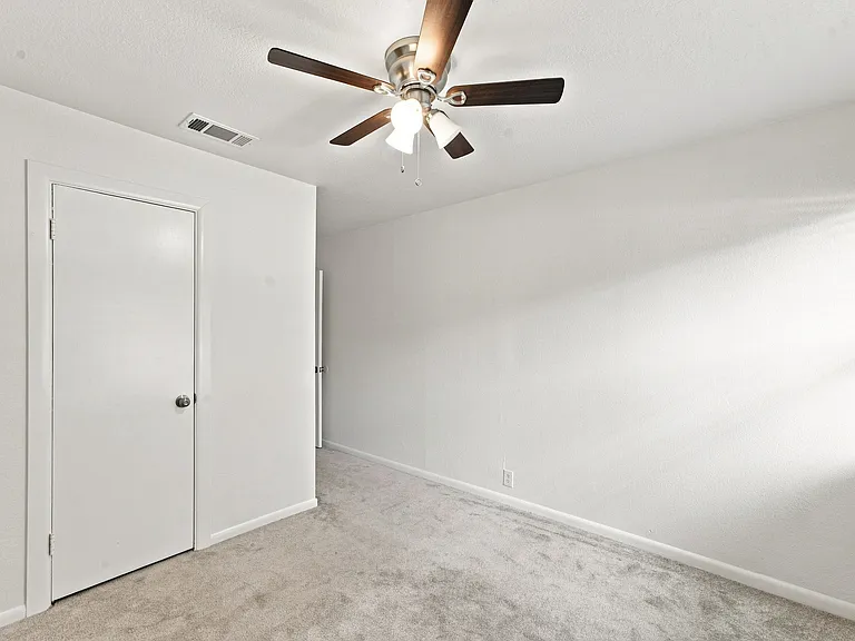 1411 W Shields Dr — Photo 8