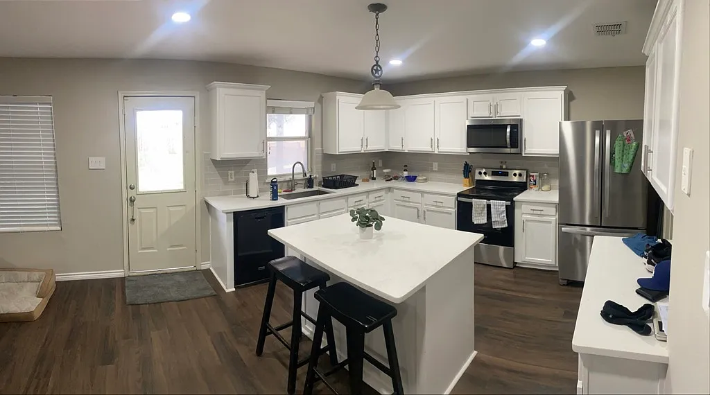 Spacious 4BR Home with Garage, Central A/C & Modern Appliances — Photo 2