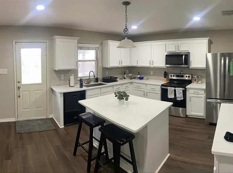 2201 White Pine Dr — Photo 2