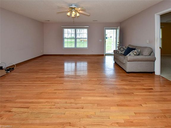 4th image of 1009 Riverpointe Dr
