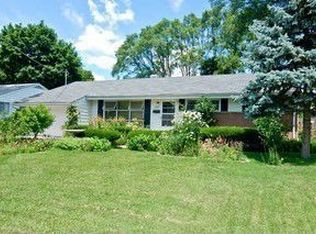 16316 W Arlington Dr, Libertyville, IL 60048