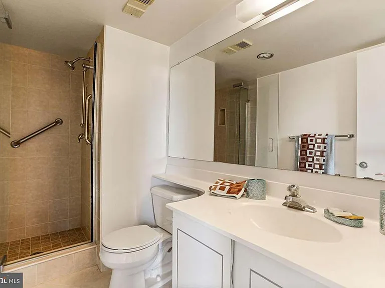 8370 Greensboro Dr #1010 — Photo 9
