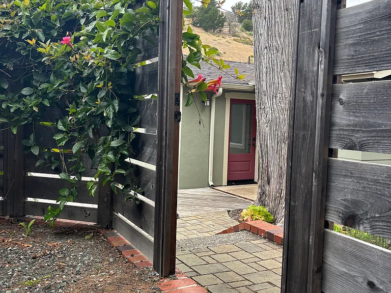 529 Hacienda Dr — Photo 3