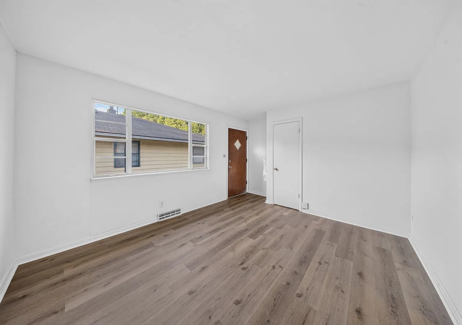 1095 St Michaels Ave — Photo 4