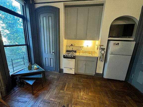 3rd image of 33 Brevoort Pl APT 2R