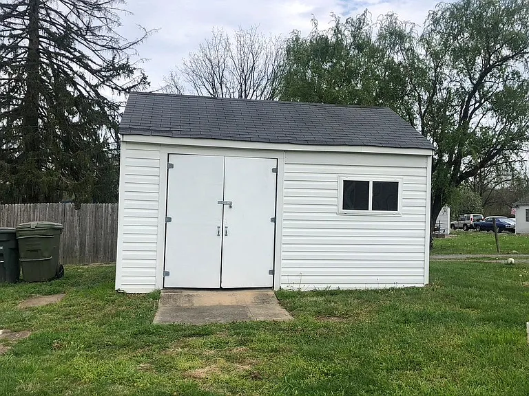 911 Bowman Ave — Photo 37