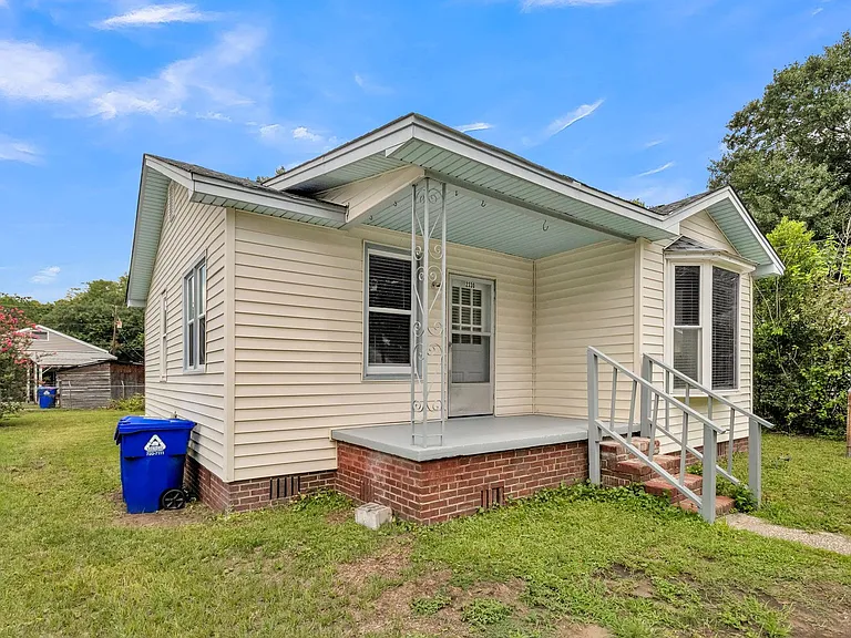 2330 Bailey Dr — Photo 4