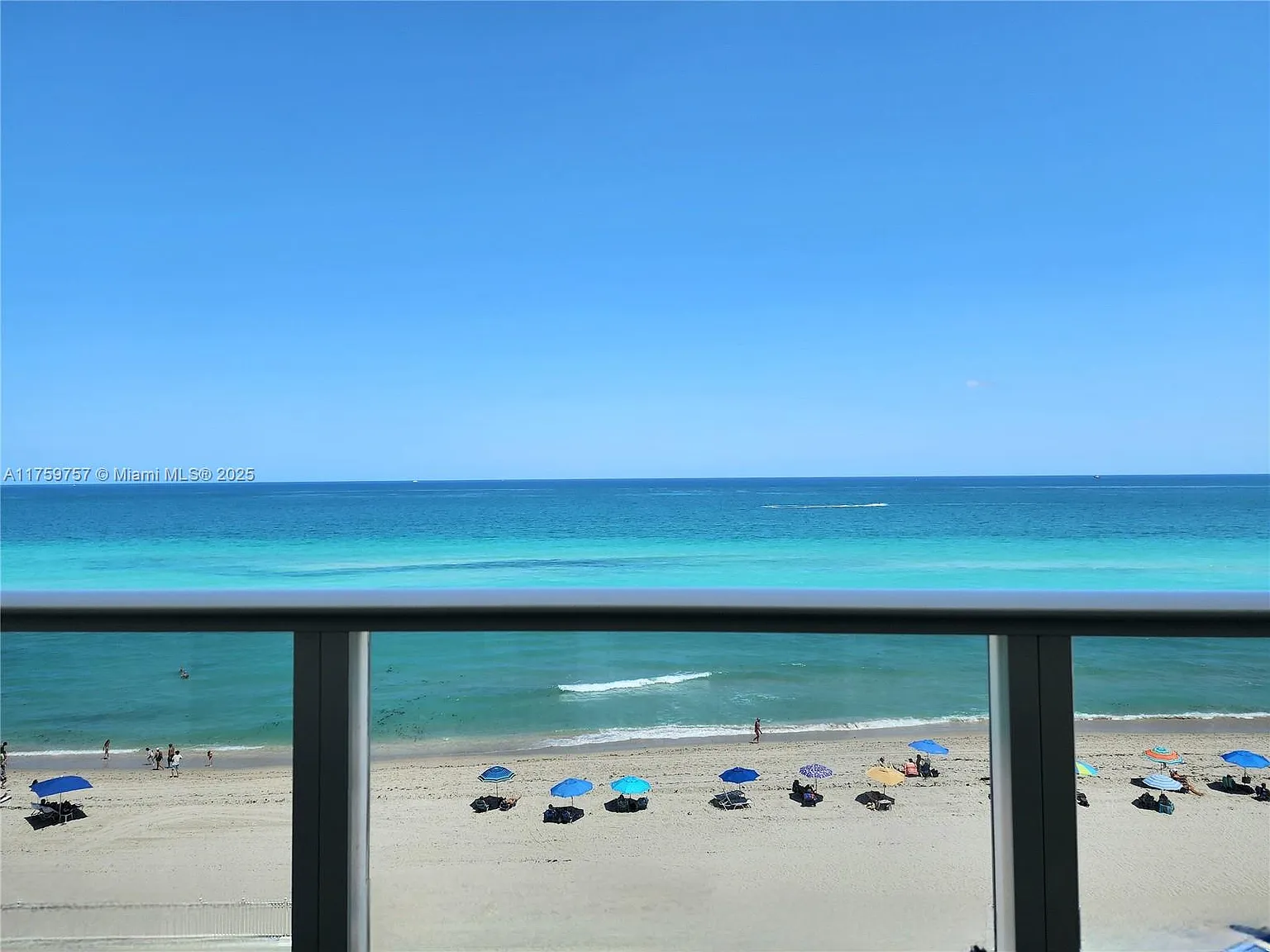 Alexander Towers Condo — Photo 2