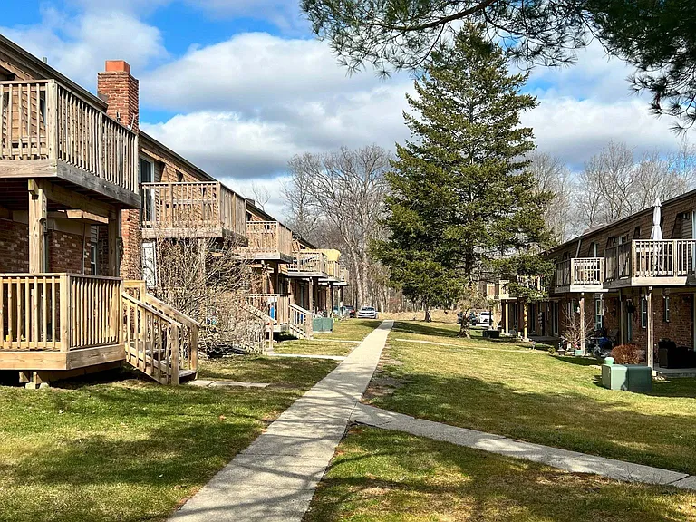 Country Manor Apartments — Photo 6