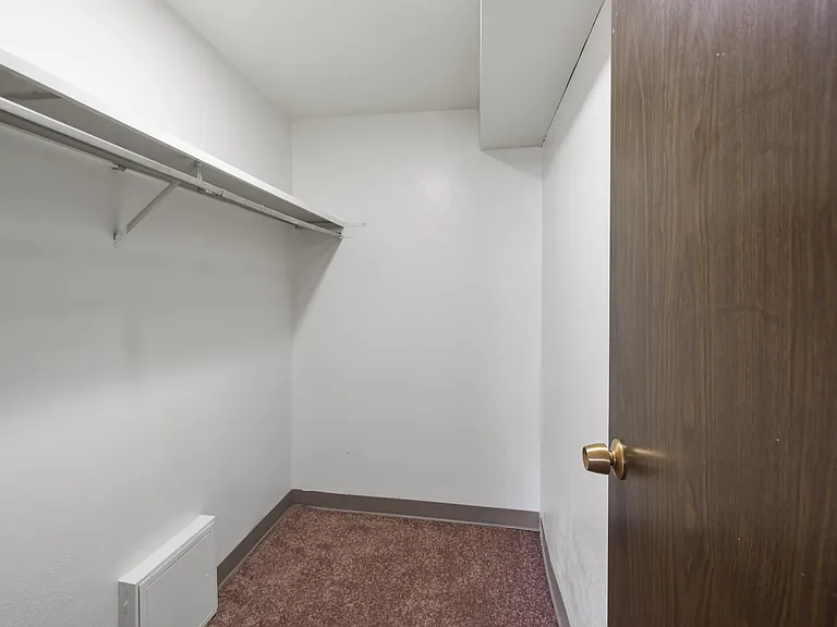 Greenwich Manor Apartments — Photo 17