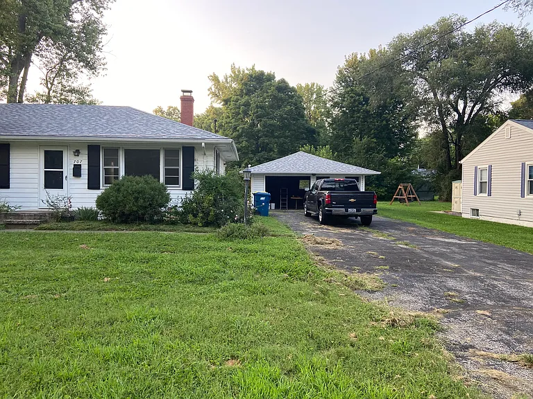 707 E Country Ln — Photo 2