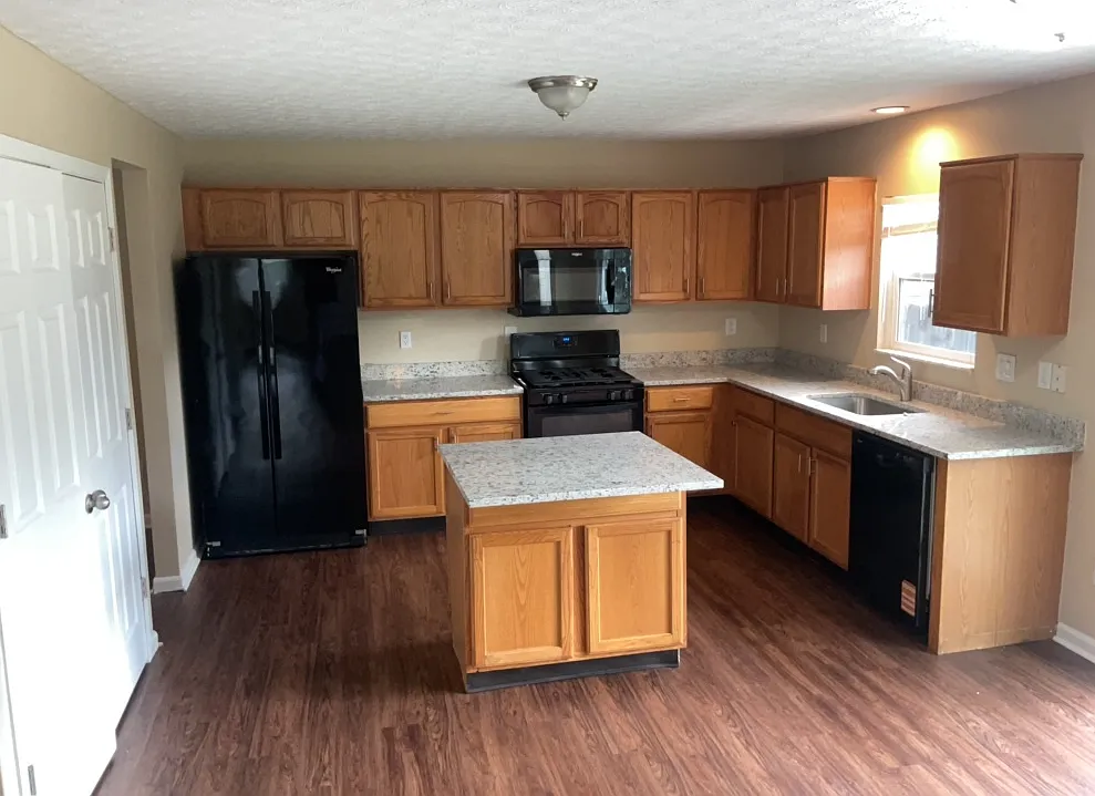 4 bed, 2.5 bath, 2129 sqft, $2,465 — Photo 3