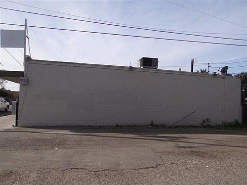 4th image of 725 N Fresno St