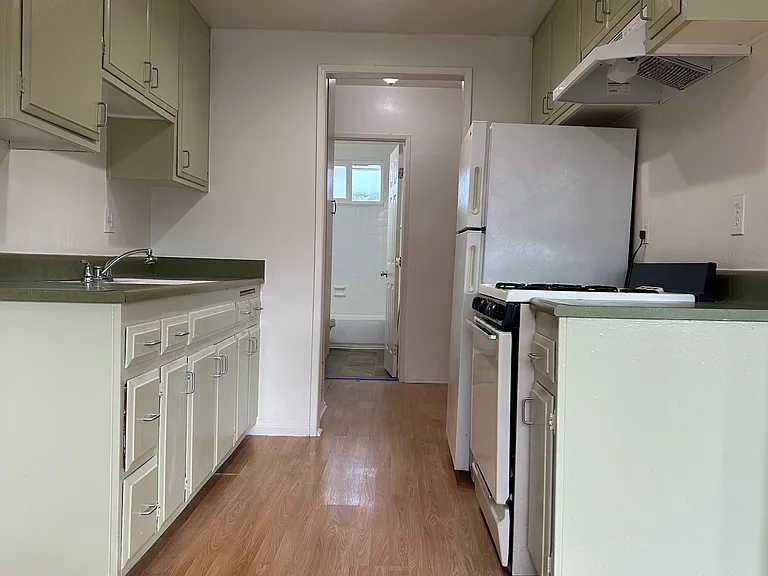 554 Greenbrier Dr #4 — Photo 3