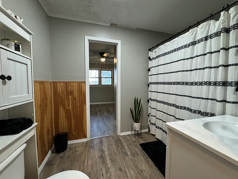 1240 E Walnut St — Photo 21
