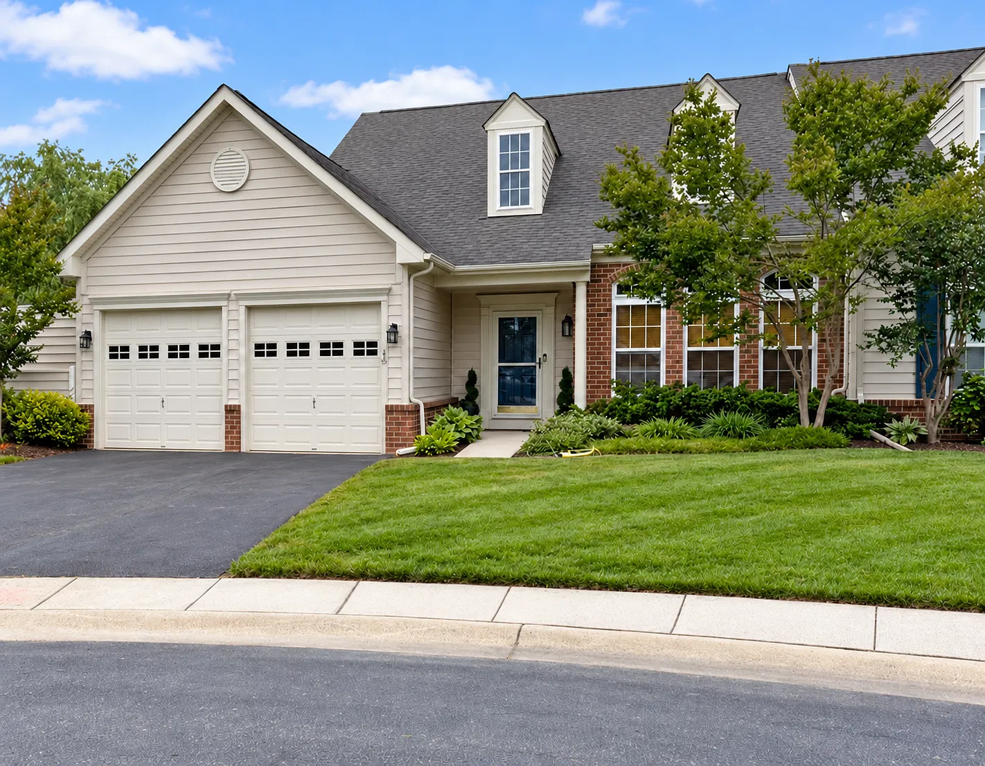 3 bed, 2.5 bath, 2592 sqft, $2,200 — Photo 1