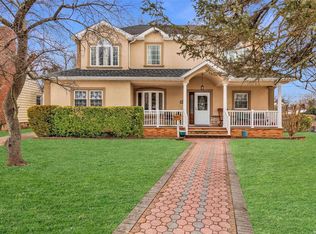 25 Park Lane Dr, Albertson, NY 11507