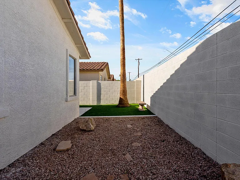 1084 E Susan Ln — Photo 23