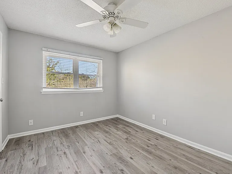 Beautiful Chesney Woods Townhomes — Photo 16