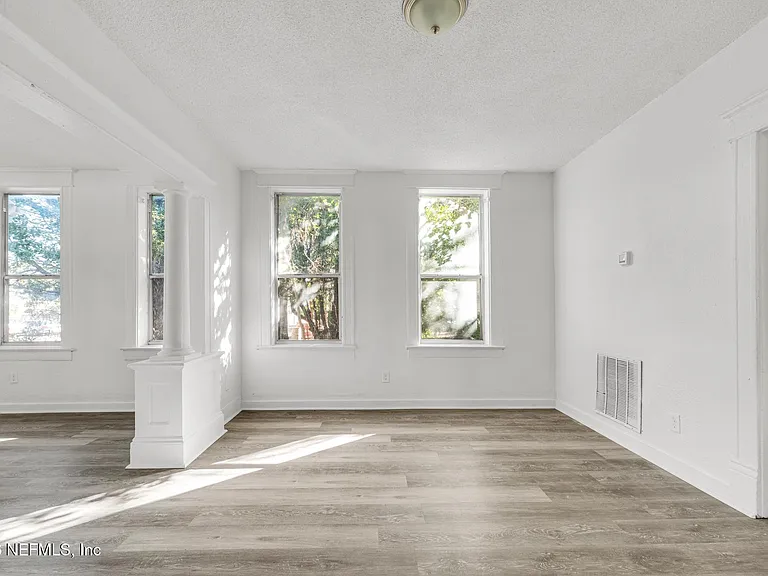 522 W 21st St — Photo 11