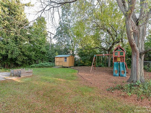 3rd image of 2074 Yorktown Dr