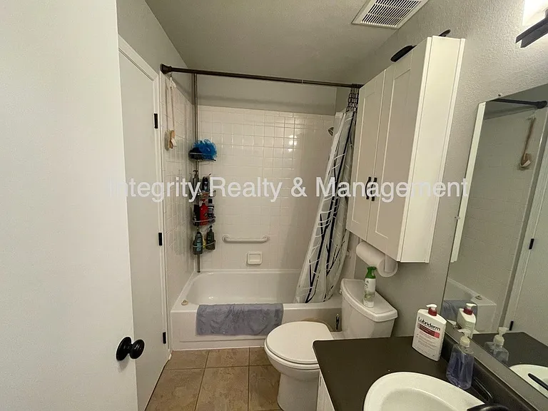 475 Chiswick Cir — Photo 36