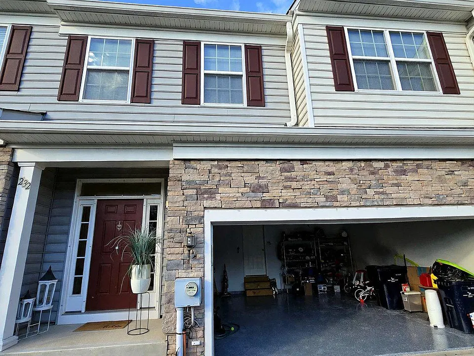 232 Fairfield Cir W