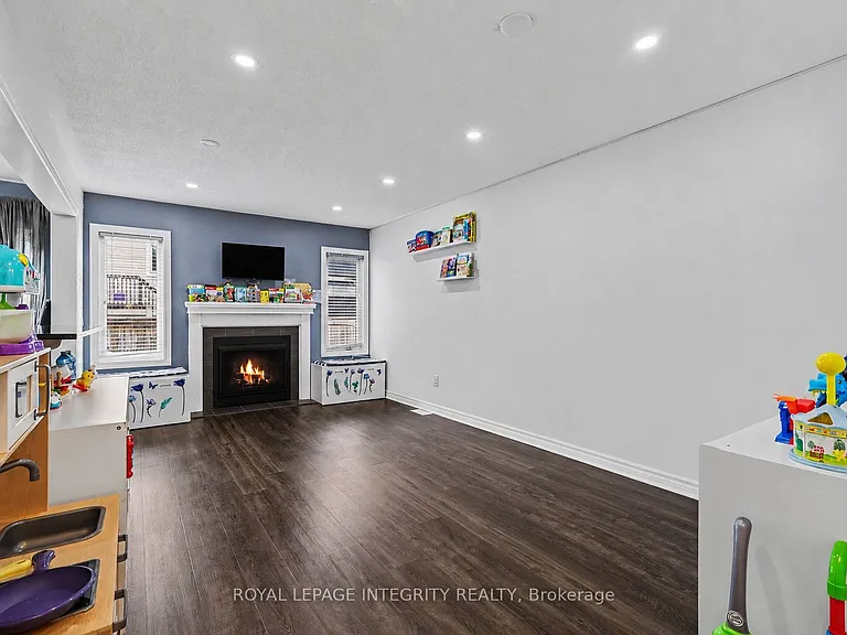 555 Foxlight Cir — Photo 6