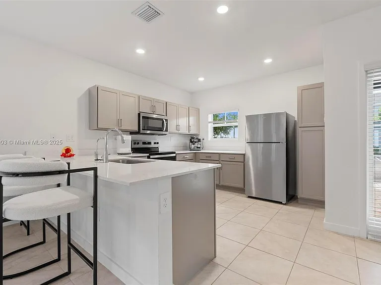 377 NE 1st Dr — Photo 5