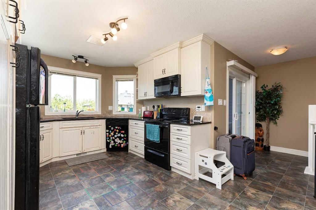 879 E Mount Sundance Mnr W, Lethbridge, AB - More
