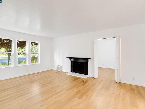 2nd image of 375 Camelback Rd APT 4