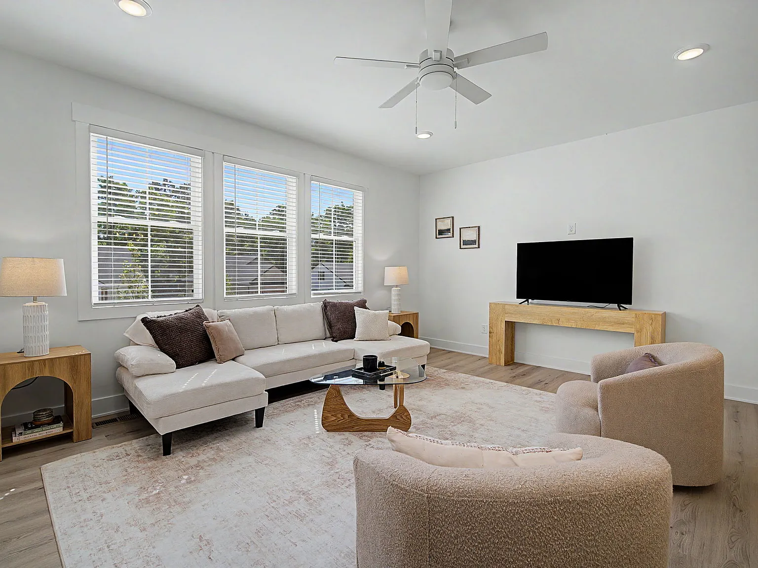 4 bed, 2.5 bath, 2400 sqft, $2,500 — Photo 4
