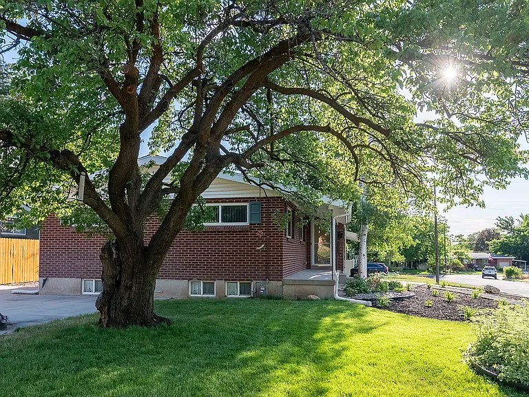 3260 E Cummings Rd — Photo 2