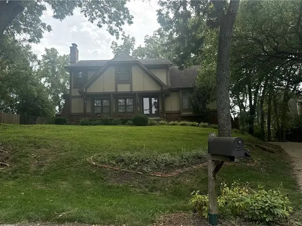 16042 Meadow Ln, Stilwell, KS 66085