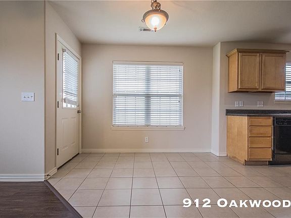 4th image of 912-914 Oakwood Ln